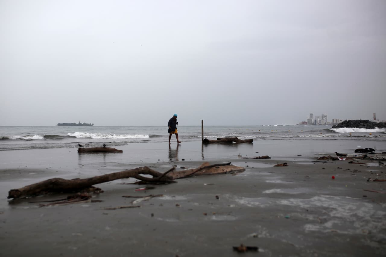 Franklin toca tierra en México como huracán y se debilita a tormenta tropical en su avance hacia el interior