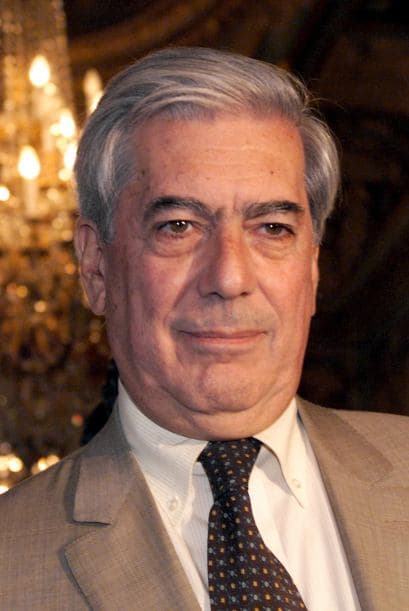 Sus columnas de opinión, publicadas semanalmente en el diario "El País" de España son referentes en la opinión pública.