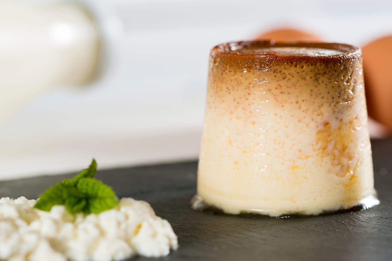 <b>Flan: </b>este es un clásico de la repostería casera latinoamericana y, probablemente, consideres que la versión de tu abuelita es, entre todas, la mejor. Para probar esta sabiduría que ha ido de generación en generación mezcla leche condesada, leche evaporada, queso crema, huevos, vainilla y azúcar en una licuadora. Por separado, calienta azúcar a punto de caramelo que, a penas esté listo, hay que repartir a lo largo de un molde. Sobre esta base hay que vertir la mezcla anterior y horneas (con el flan en un baño María) durante 45 min.