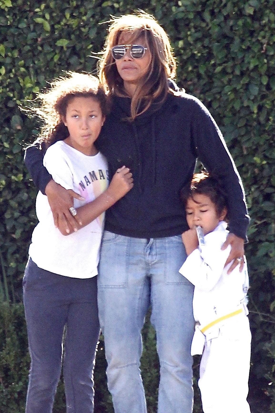 "Creo que mi hija, que es mestiza, podría tener problemas a medida que crezca, pero en este momento 
<b>no creo que sea un problema</b> y siento que su generación no lo ve como un problema, como sí es el caso de mi generación. 
<b>Estamos evolucionando</b> y estamos creciendo como humanos”, dijla actriz, en 2017, a 
<b><a href="https://www.refinery29.com/en-us/2017/08/167407/halle-berry-biracial-all-white-school-growing-up" target="_blank">Refinery 29</a></b>. 
<br>
<br>