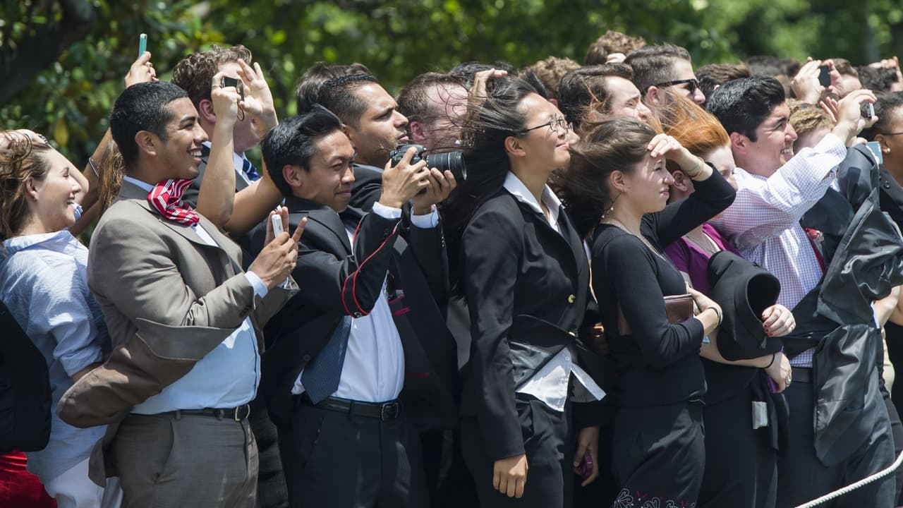 Evitar cualquier cosa que pueda estar tocando cables caídos, incluidos vehículos o ramas de árboles. Los charcos e incluso el suelo húmedo o cubierto de nieve pueden conducir la electricidad en algunos casos.