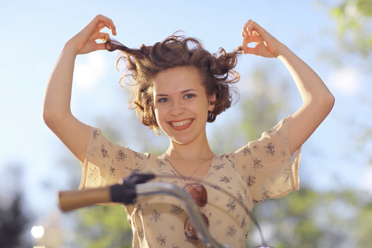 Estos son sólo algunos remedios que puedes implementar para cuidar tu cabello durante esta época del año; sin embargo, también te proporcionaremos algunas recomendaciones.