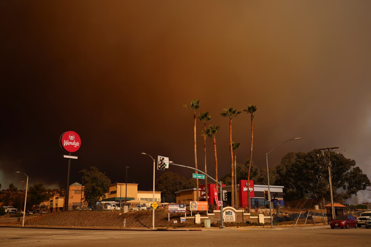 <b>Afectaciones en el sistema penitenciario</b>
<br>El incendio está a cinco millas del complejo carcelario de Castaic, aunque aún no se han emitido evacuaciones en ese lugar.