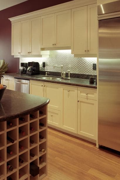 Para eso, podrías colocar pequeñas luces (pueden ser LED) debajo del gabinete superior, que además crearán una atmósfera cálida.