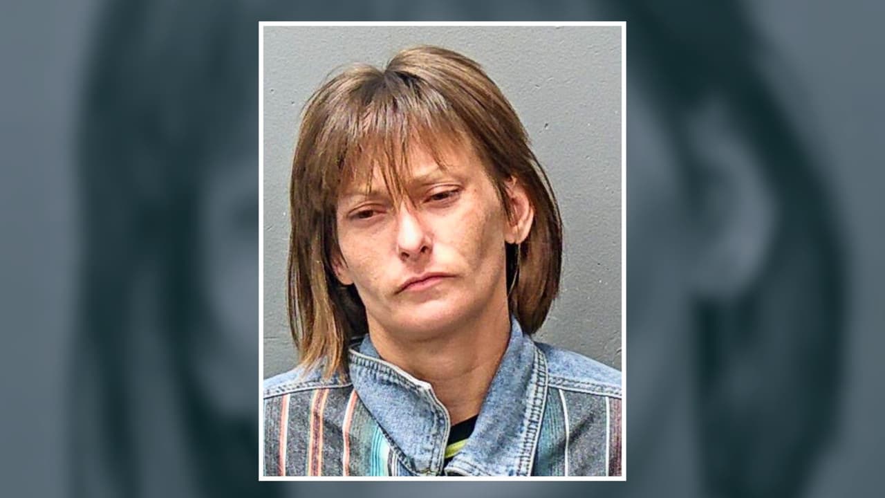 Valerie Traglor Ellis está acusada de robo de auto y abuso de cadáver.