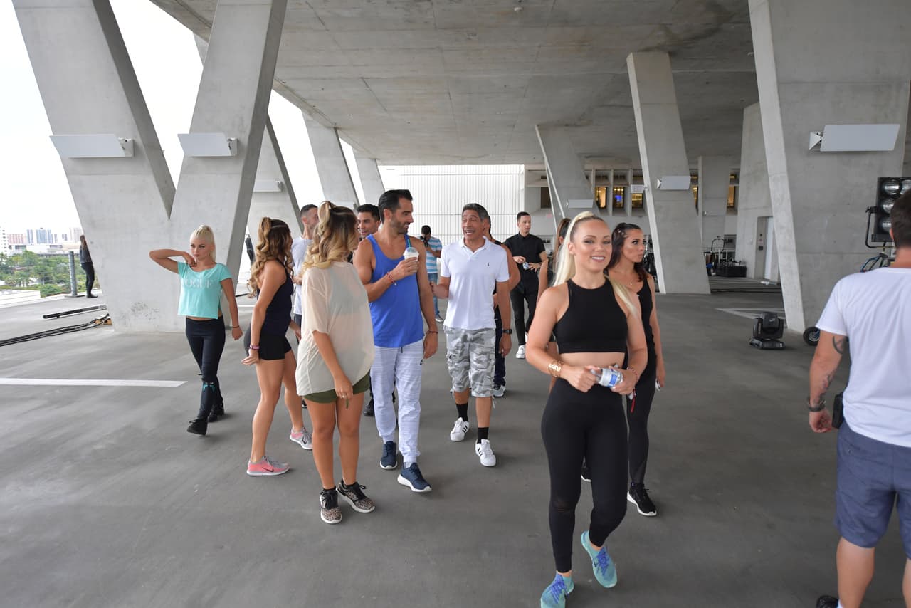 El bailarín español Toni Costa finalmente se integró al equipo de bailarines.