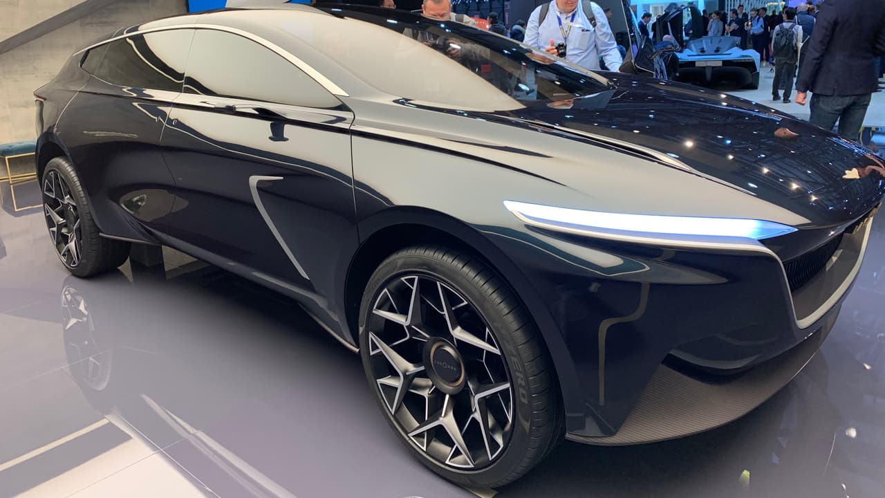 <h3 class="cms-H3-H3">Aston Martin Lagonda</h3>
<br>El nombre 
<b>Lagonda</b> regresa una vez más al mundo de Aston Martin, esta vez para indentificar a esta espectacular SUV conceptual eléctrica que luce como si costara 10 millones de dolares.