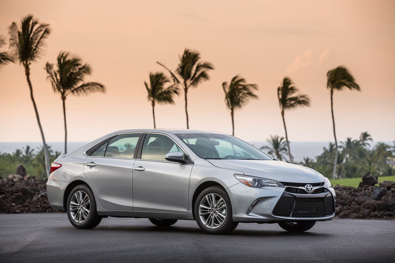 <b>Cuarto lugar: Toyota Camry</b>
<br>El
<b><a href="http://www.univision.com/noticias/toyota" target="_blank">Toyota</a></b> Camry completa un año más como el sedán familiar favorito del público estadounidense, una distinción que años atrás de disputaba con el Honda Accord, pero que hace rato domina sin amenazas.