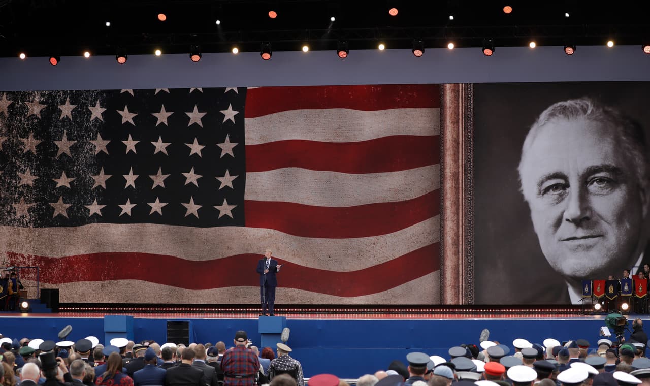 El presidente Donald Trump, frente a una inmensa bandera y una foto de Franklin Delano Roosevelt, leyó una oración que pronunció este mandatario del 6 de junio de 1944 sobre el desembarco. "Dios Todopoderoso, nuestros hijos, el orgullo de nuestra nación, este día, han emprendido un gran esfuerzo, una lucha para preservar nuestra república, nuestra religión y nuestra civilización y para liberar a una humanidad sufriente".