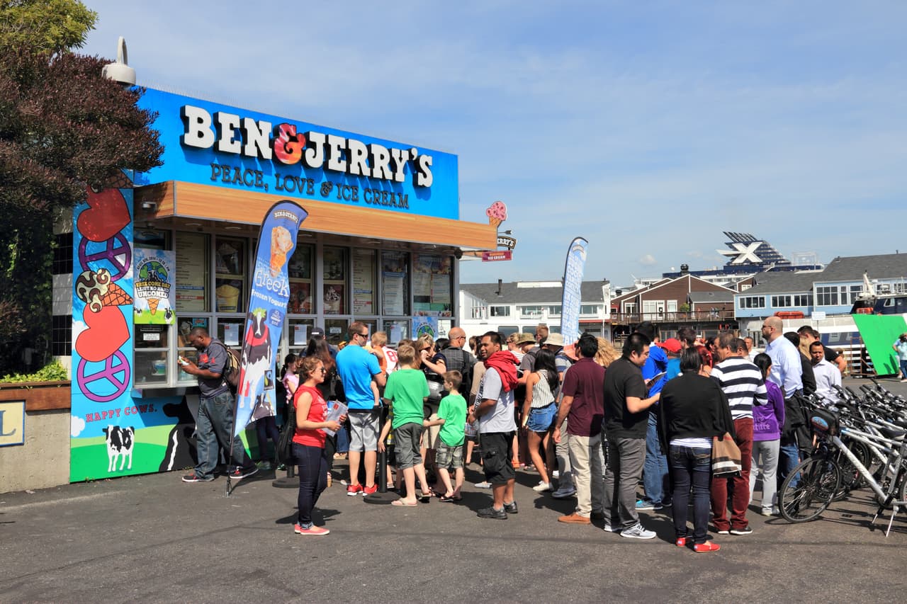 <b>Ben & Jerry's</b>
<br>
<br>Esta compañía recalcula su salario mínimo cada año y en 2020 alcanzó los 18.13 dólares por hora . “Estamos comprometidos a pagar a todos nuestros trabajadores de tiempo completo un salario digno, suficiente para permitir una calidad de vida que incluya vivienda digna, atención médica, transporte, comida, recreación, ahorros y gastos diversos”,
<a href="https://www.benjerry.com/values/how-we-do-business"><u>afirmó la empresa en un comunicado</u></a>.