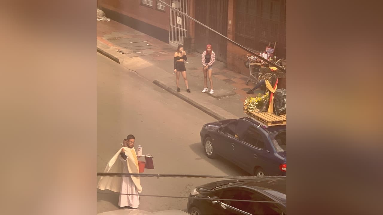 Un sacerdote sale a las calles a rociar con agua bendita a clientes de trabajadoras sexuales