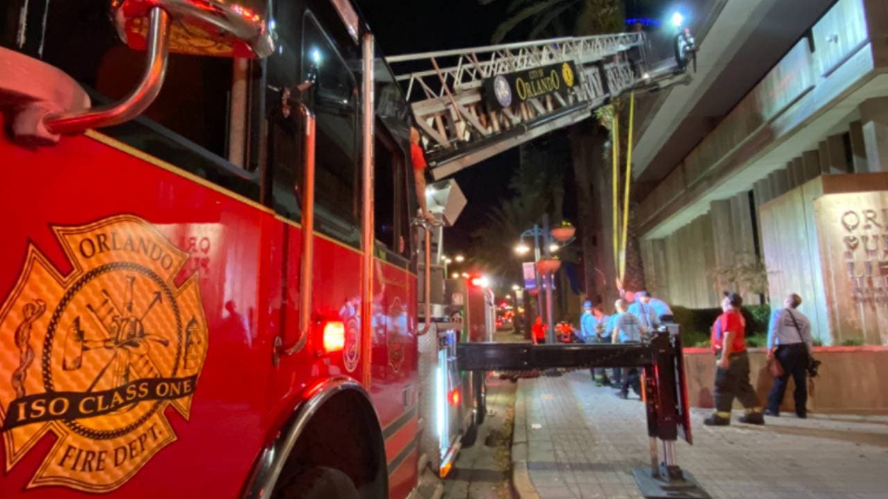 Bomberos rescatan a hombre que cayó en una zanja afuera de la biblioteca pública