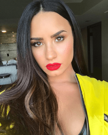 "Demi tenía el cabello oscuro desde hace un tiempo. Pensamos, '¿qué mejor manera de cambiar las cosas que un color más claro y extensiones?'", declaró Amber Maynard para 
<a href="https://www.allure.com/story/demi-lovato-blonde-hair" target="_blank">Allure</a>.
