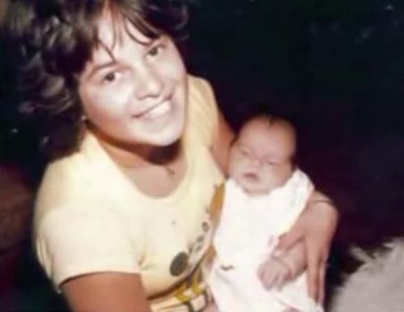 Janney Marín Rivera, verdadero nombre de Chiquis, nació el 26 de junio de 1985, cuando Jenni tenía 16 años.