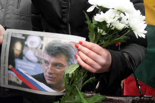 Otras 6,000 personas, algunas envueltas en banderas ucranianas, se congregaron en San Petersburgo, la segunda ciudad del país, para protestar contra el asesinato de político muy crítico con Vladimir Putin.