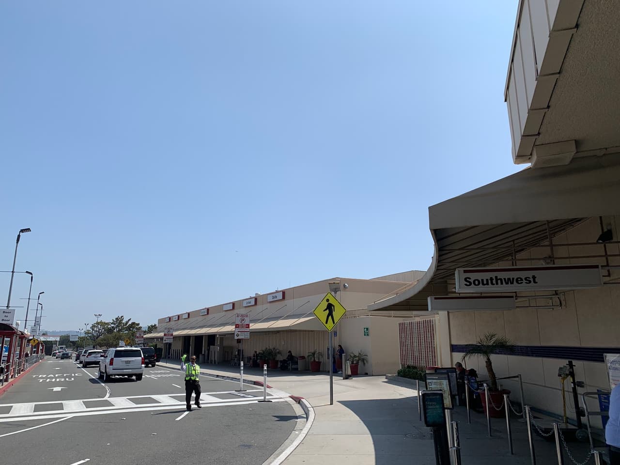 Fodor’s destaca el precio accesible del estacionamiento, lo fácil que es tomar transporte desde y hacia el aeropuerto, la corta distancia entre terminales, la buena comida y su proximidad con lugares turísticos de Los Ángeles.