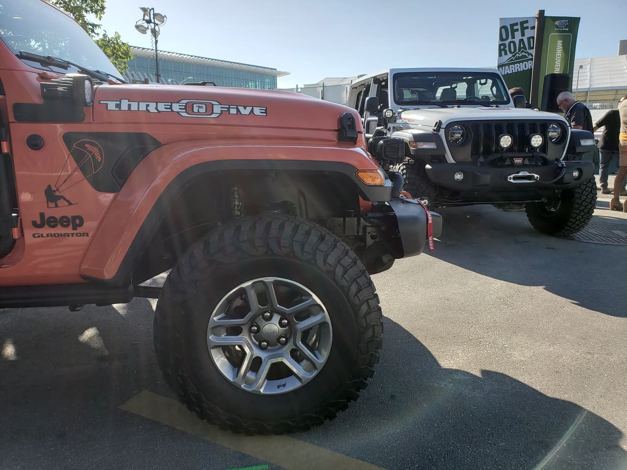 Los concesionarios locales han ordenado un total de 305 unidades de estas ediciones especiales (255 Wranglers y 50 Gladiators) que planean poner a la venta próximamente. Además, los clientes que ya sean dueños de un Wrangler o Gladiator también tienen la opción de agregar una o todas las piezas de este paquete para replicar su apariencia.