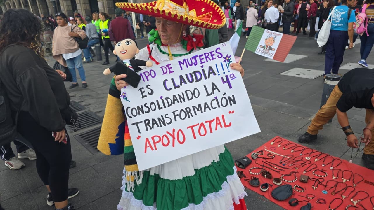 En el Zócalo de la Ciudad de México, algunas morenistas y 
<b>seguidoras de <a href="https://www.univision.com/local/los-angeles-kmex/politica-los-angeles/elecciones-en-estados-unidos-2024/jesus-maria-tarriba-primer-caballero-mexico-claudia-sheinbaum" target="_blank">Claudia Sheinbaum </a></b>a cudieron vestidas de charras para mostrar su apoyo a la nueva presidenta.
