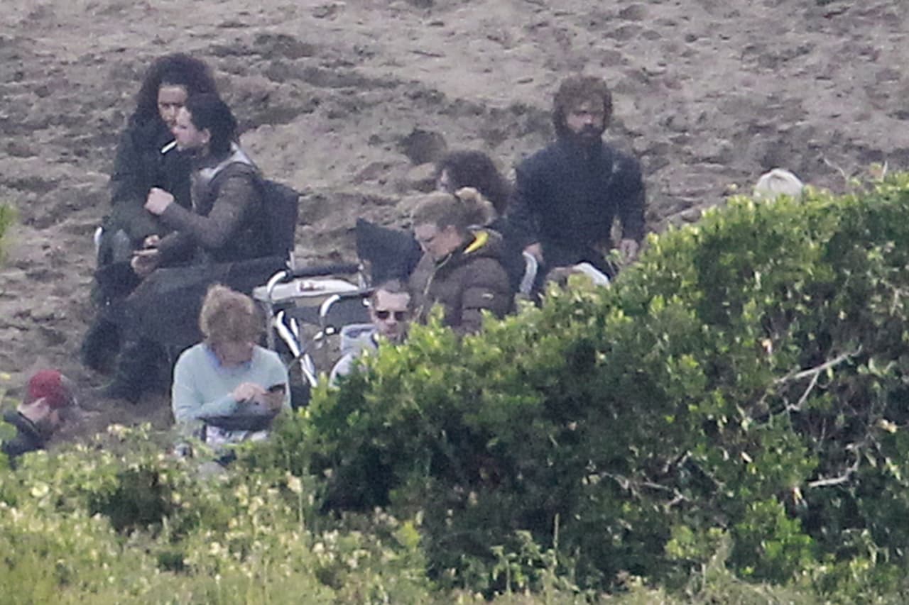 Kit Harington se fuma un cigarrillo.