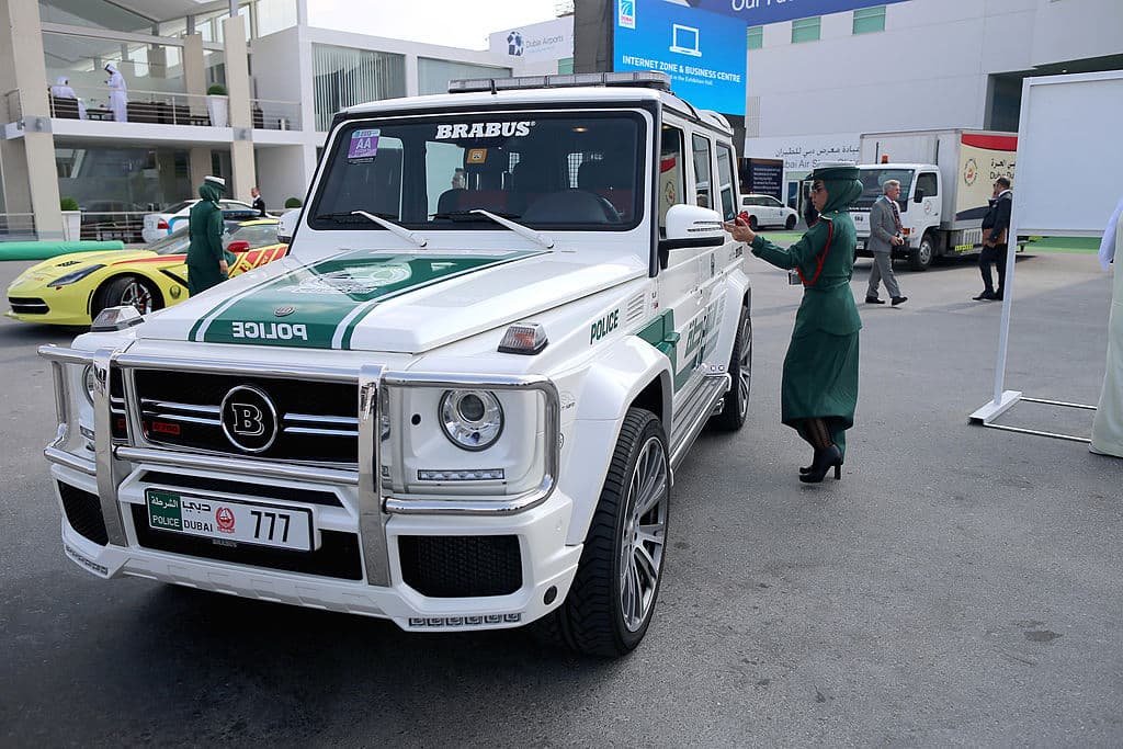 Entre las patrullas, la policía también cuenta con los superdeportivos 
<a href="https://www.univision.com/noticias/mercedes-benz/esta-es-la-nueva-mercedes-amg-g63-2019-fotos" target="_blank">Mercedes Benz Brabus 4x4</a> cuyo modelo alcanza una velocidad máxima de 149 mph.