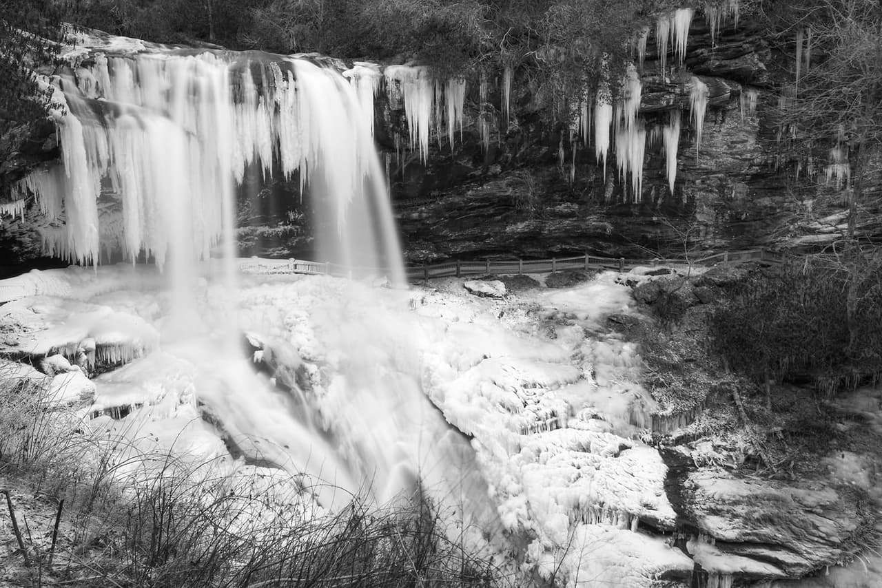 Cuando las temperaturas son extremadamente bajas, el hielo se toma la cascada y lleva el espectáculo natural a otro nivel.