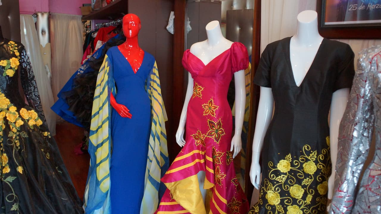 Según mencionó, Jenni tenía 31 pulgadas (78.74 centímetros) de cintura; su cadera medía 46 pulgadas (116.84 centímetros) y su busto era de 44 pulgadas (111.76 centímetros).