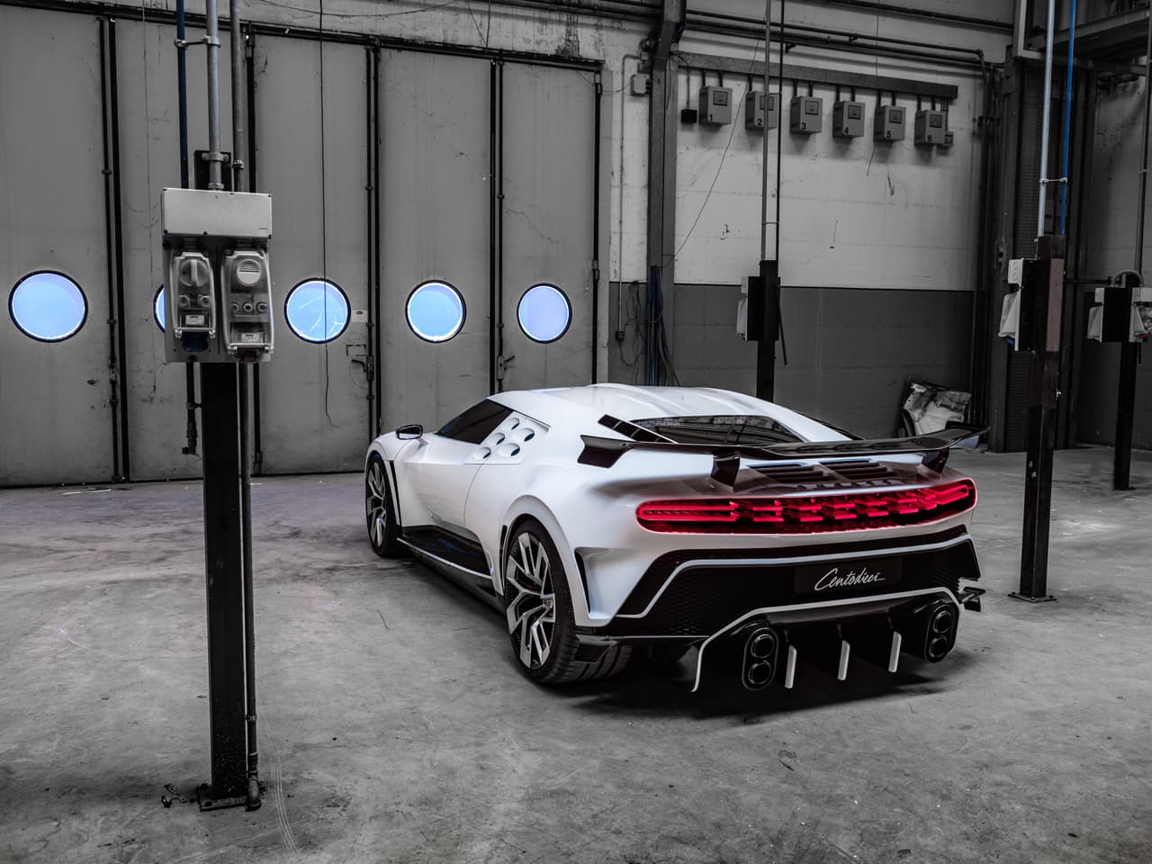 En su parte trasera, destacan unas ópticas que recorren todo su ancho (similar al EB110), un prominente alerón y las cuatro terminales en vertical, separadas por parejas.