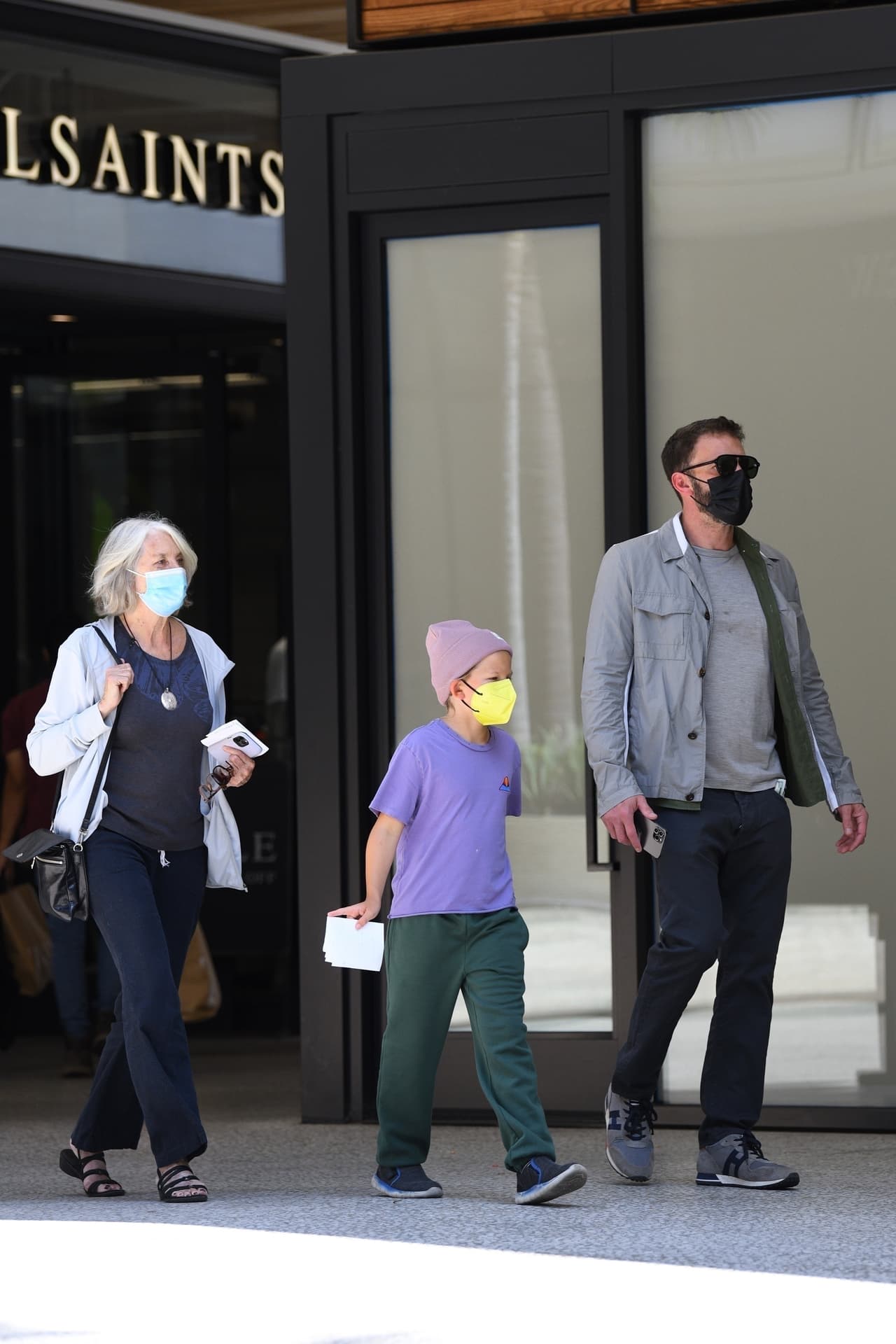 Para cuando las imágenes de los paparazzi comenzaron a darle la vuelta al mundo, algunos ya especulaban que el plan del actor era 
<b><a href="https://www.univision.com/famosos/interactivo-todos-los-amores-de-jennifer-lopez-a-lo-largo-de-34-anos" target="_blank">pedirle matrimonio (otra vez)</a> </b>después de 17 años en que lo hizo por primera ocasión. 
<br>