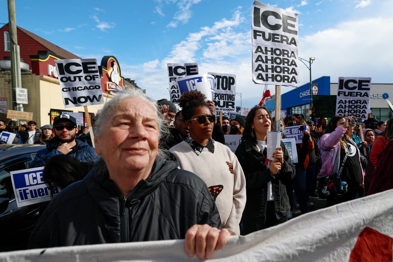 Por la tarde, decenas de personas se reunieron bajo el histórico 
<b>Arco de Little Village</b> y marcharon por la calle 26, entonando consignas contra el 
<a href="https://www.univision.com/local/chicago-wgbo/madre-detenida-en-un-mercado-de-pulgas-en-swap-o-rama-su-pareja-relata-el-impacto-familiar" target="_blank">Servicio de Inmigración y Control de Aduanas (ICE).</a> Los participantes señalaron sentirse vigilados y hostigados por la constante presencia de agentes federales.
<br>
<br>Al final, las autoridades no revelaron el número total de detenidos.