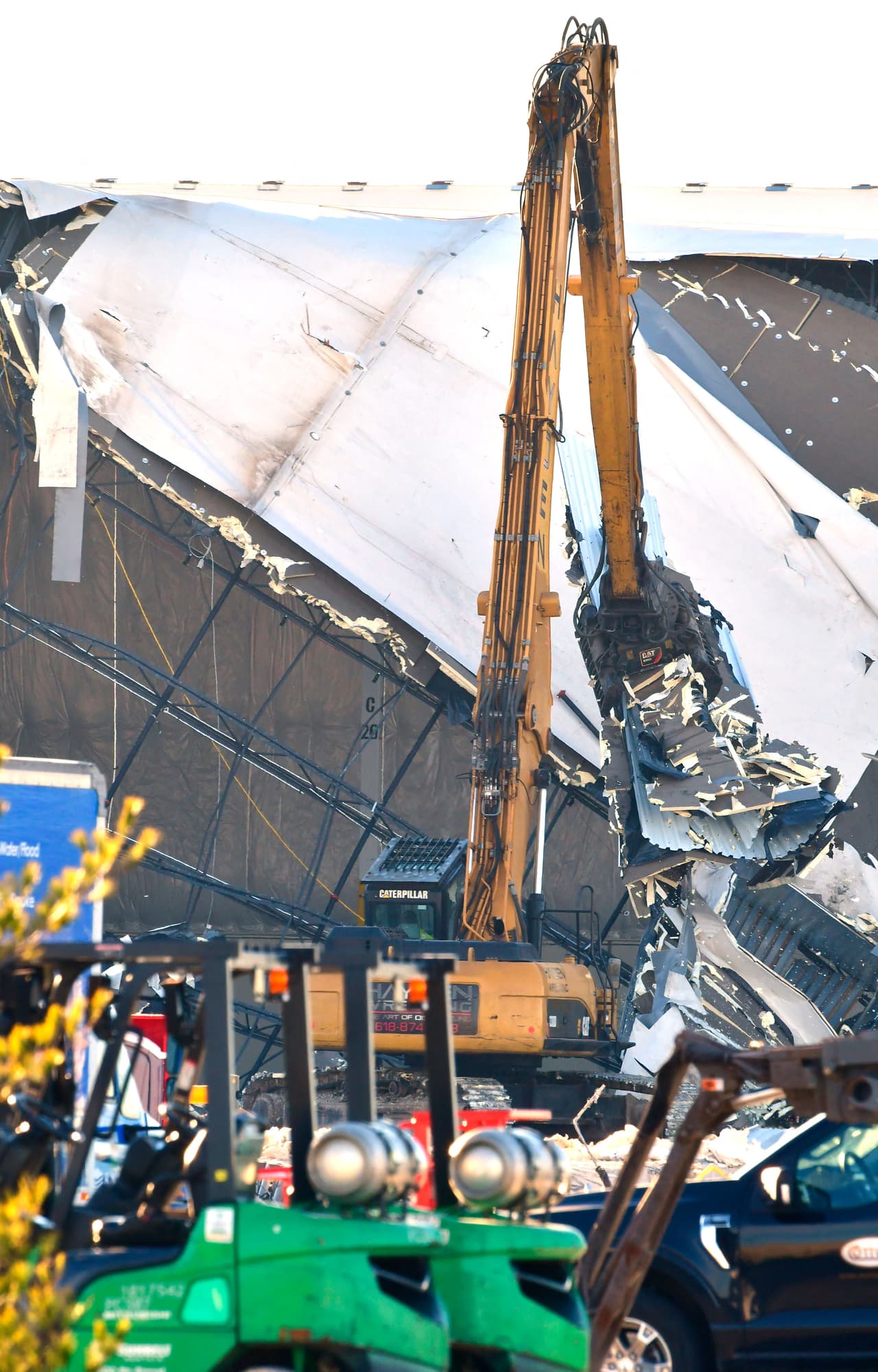 45 de los trabajadores sobrevivieron al impacto. 6 fallecieron y un trabajador se encuentra hospitalizado, recibiendo tratamiento para las heridas que sufrió.