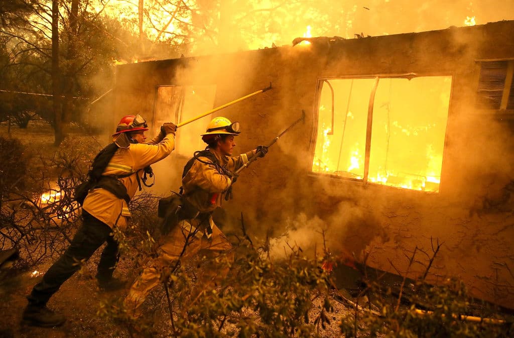 Los bomberos intentan evitar que las llamas del Camp Fire quemen una casa en Paradise, para que no se propaguen a un complejo de apartamentos vecino. Justin Sullivan/Getty Images
<br>