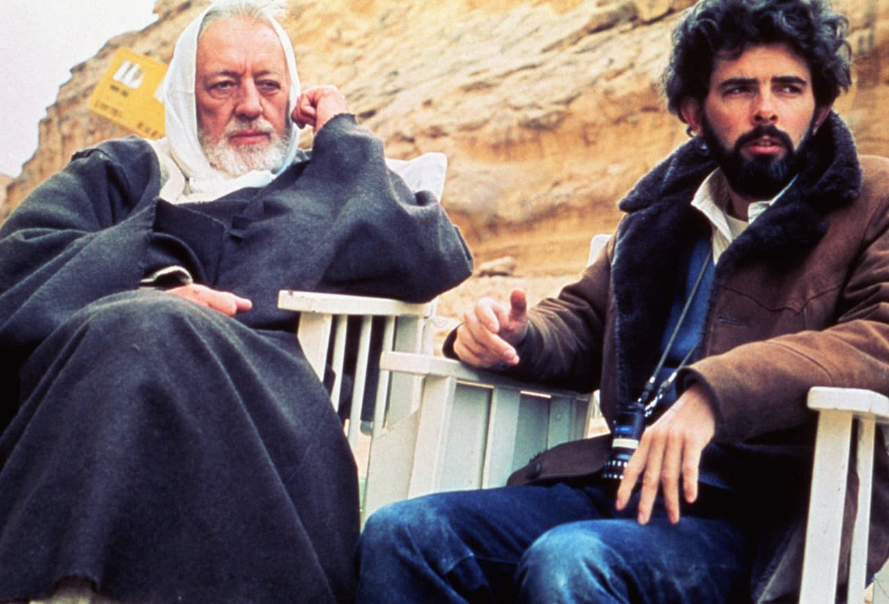 El estudio insistió en un actor reconocido en el elenco, por lo que se contactó al renombrado Alec Guinness para el rol de Obi-Wan Kenobi.