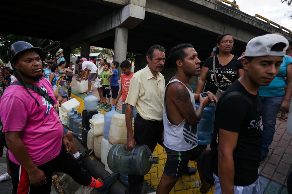 La fila para recolectar agua potable en Caracas, tras más de 72 horas de un apagón masivo que dejó a los ciudadanos sin comunicaciones, sin electricidad y sin agua.