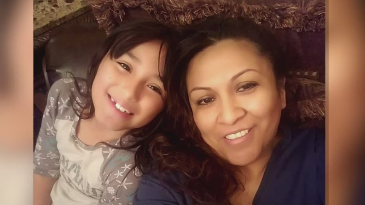 La mañana de este miércoles las autoridades activaron una alerta Amber para recuperar a Rosemary Lee Singer, la menor de 10 años que posteriormente fue hallada en un hotel con su padre. El cuerpo de la madre fue hallado en su vivienda en la madrugada y el padre es investigado por este caso. La familia ahora pide ayuda para trasladar el cadáver de la mujer a México.