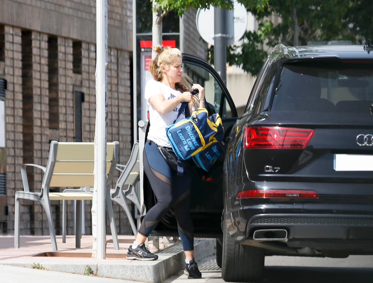 La cantante colombiana está en el papel de mamá de cabeza por estos días. Se le ha visto asistiendo a clases de tenis con sus hijos y ahora hasta se dejó ver recogiéndolos en el colegio.