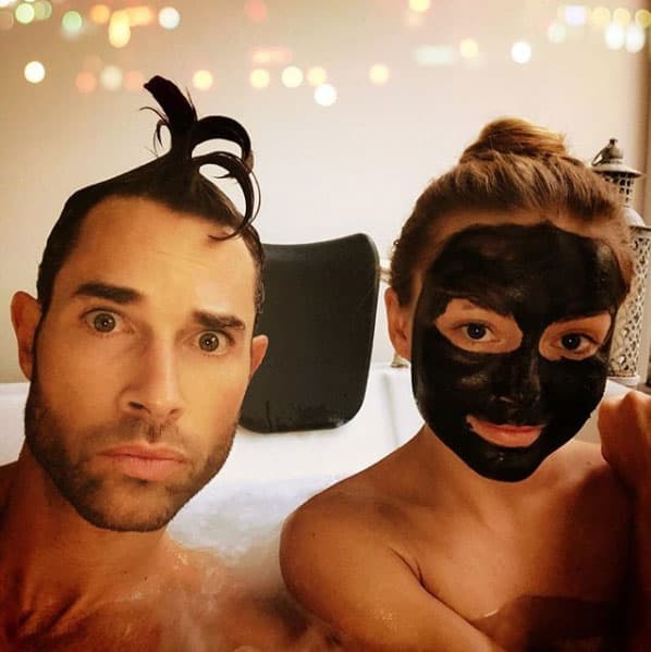 Pero no fue el único festejo importante que tuvieron en el 2017,
<b><a href="https://www.univision.com/shows/despierta-america/sebastian-rulli-y-angelique-boyer-cumplen-tres-anos-de-novios-y-siguen-mas-enamorados-que-nunca-video">el 23 de septiembre celebraron tres años de noviazgo</a></b> con esta divertida foto: "Hoy ya son 3 años a tu lado, llenos de momentos inolvidables y fortaleciendo cada vez más este invaluable y precioso Amor. Tener ilusiones nunca ha sido más hermoso que a tu lado. Por muchos más Mi Cielo @angeliqueboyer. ¡¡¡Te Amoooooo!!!", esta publicación lleva más de 300 mil 'likes' en el Instagram del actor.