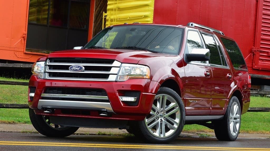 7. 
<b>Ford Expedition</b>: Cuando en 1997 Ford decidió ponerle dos puertas traseras a la Bronco su SUV grande y cambiarle el nombre a Expedition, creó uno de los segmentos más prósperos que la industria automotriz ha conocido. 
<br>
<br>La actual versión de la Expedition es una descendiente directa de la Expedition original, y no será sino hasta 2018 cuando la Expedition será 
<b><a href="http://www.univision.com/noticias/ford/la-nueva-ford-expedition-2018-le-devuelve-la-relevancia-a-las-suvs-gigantes" target="_blank">un vehículo totalmente nuevo</a></b> por primera en 20 años. Por lo que pudimos ver en Dallas en enero pasado parece que la espera valió la pena.