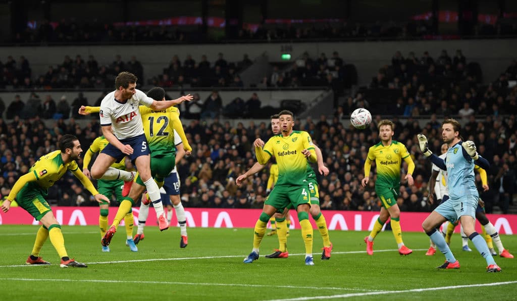 Jan Vertonghen abre el marcador para el Tottenham muy pronto en el encuentro. Se levanta por todo lo alto y cabecea a gol.