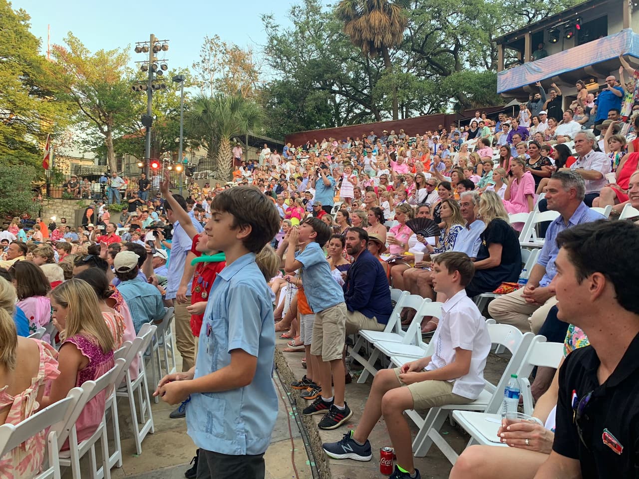 Cada año, durante la Fiesta, cientos de miles de personas se alinean en las orillas del río San Antonio para ver uno de los desfiles más inusuales de Estados Unidos: el desfile de los Texas Cavaliers.