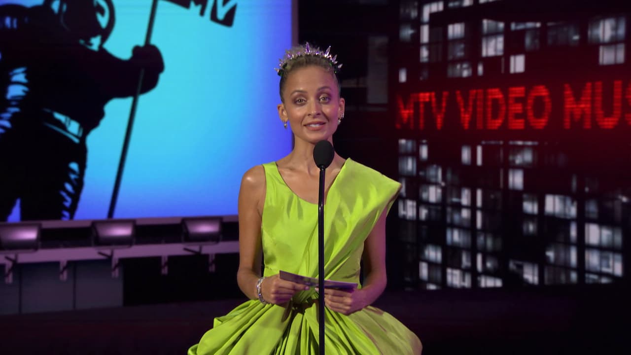 <b><a href="https://www.univision.com/famosos/el-fabuloso-cambio-de-nicole-richie-fotos#ea7d296e0001" target="_blank">Nicole Richie</a></b> portó este vestido verde que llamó la atención por su cola y el detalle al frente. 
<br>