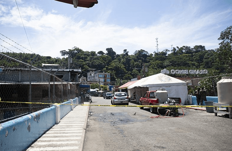 El Ejército de Guatemala resguarda el paso fronterizo y sólo permite a sus ciudadanos la entrada a su país, después de someterlos a un cuestionario y sanitizar sus autos.