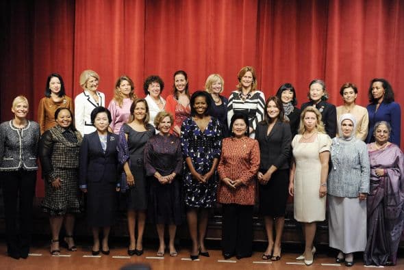 La primera dama siempre se ocupa de la salud, disciplina y éxito de sus hijas, antes que de la política, aunque en ambas tareas se saca un 10. Ha demostrado que además de ser una profesionista exitosa, madre dedicada y luchadora incansable, es una icono de moda y 'glamour'. Sin duda, ella es ejemplo y motivación para muchas madres que deben ser líderes, fuera y dentro de casa.