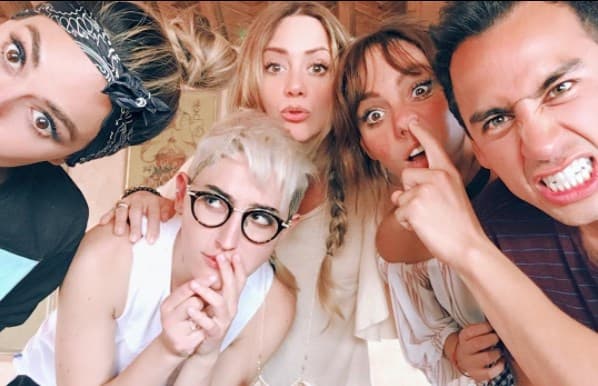 Galilea Montijo, Andrea Legarreta, Maca Carriedo, Natalia Téllez y Chano Jurado 'matan el tiempo' haciendo muecas.