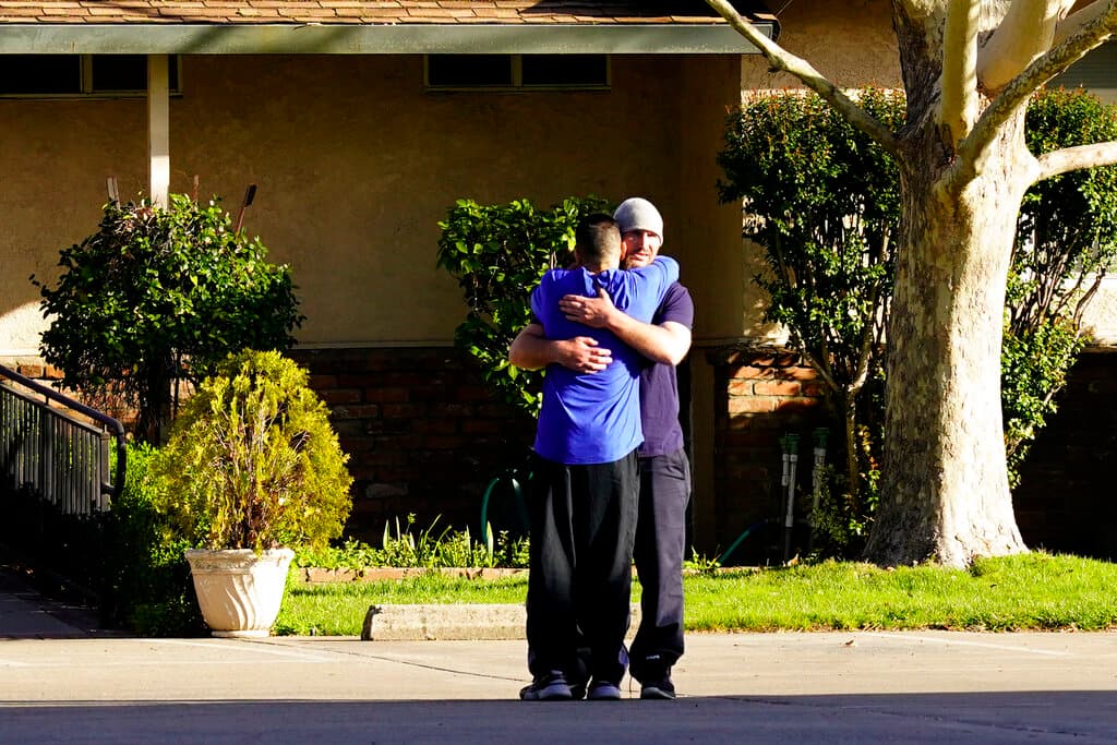 Un padre violento que mató a sus tres hijas en una iglesia: lo que sabemos del tiroteo en Sacramento