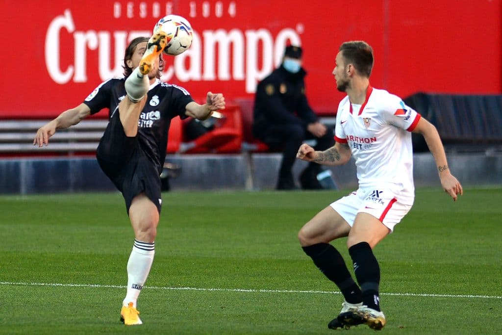Real Madrid vence a Sevilla por la mínima con autogol | El gol que marcó Yassine Bounou (55’), derivado de un tiro de Vinicius, definió el encuentro. Los de Zidane llegaron a 20 unidades.