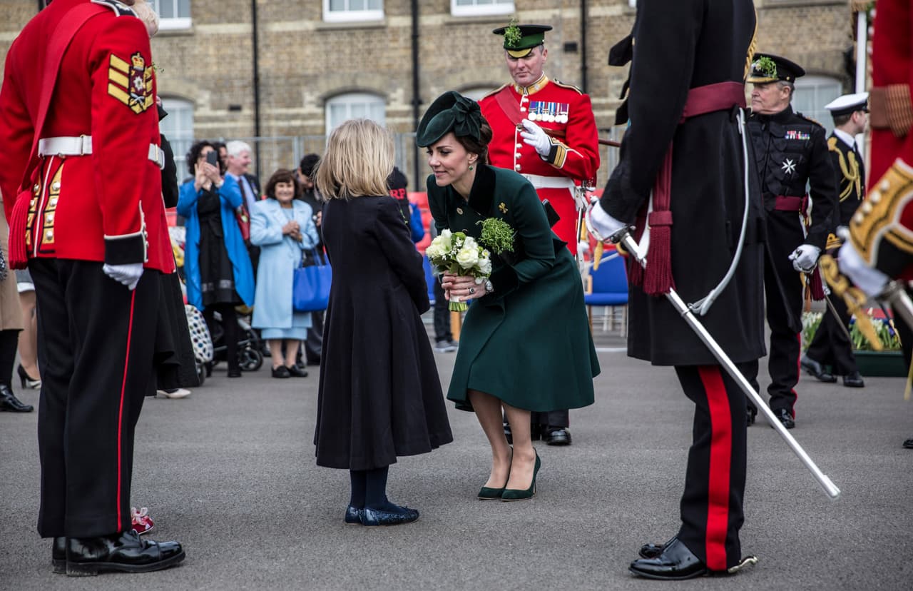 Kate y William con el Primer Batallón de las Guardias Irlandesas durante el Día de San Patricio, el viernes 17 de marzo, 2017.