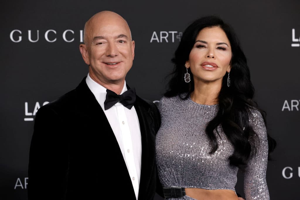 Jeff Bezos y Lauren, al parecer se conocen desde mucho antes y siempre mantuvieron una relación de amistad, antes de enamorarse.