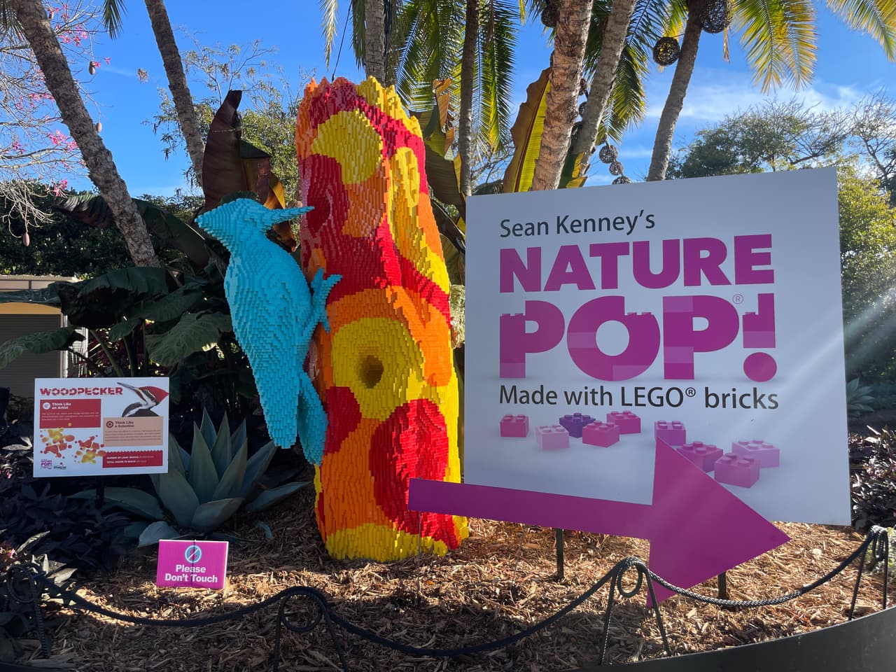 Sean Kenney, el creador de esta obra de arte, desde su perspectiva, dice que los remolinos de rojo, amarillo y naranja contrastan con el pájaro carpintero y lo transforman en una lámpara de lava.
<br>
<b>Número de piezas de LEGO: 32,650</b>
<br>
<b>Horas de construcción: 124</b>