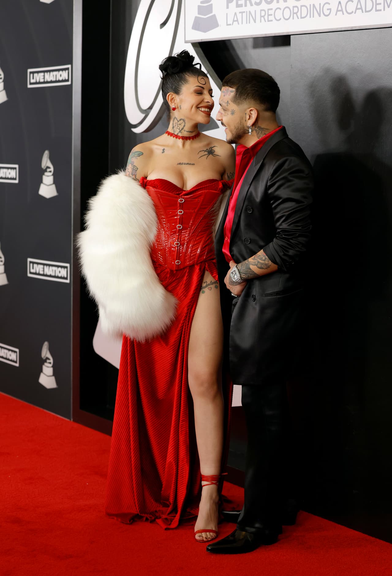 Otro punto focal fue la abertura en la falda, la cual comenzaba en la cadera y dejaba al desnudo su pierna izquierda.