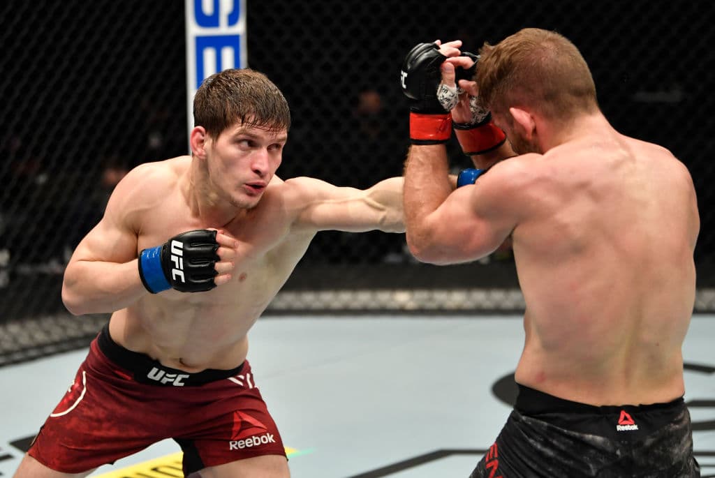 En combate de peso pactado a 150 libras, Lentz salió derrotado ante Evloev por decisión dividida.